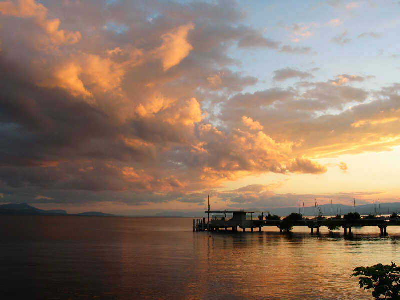 Nuages rouges sur le lac