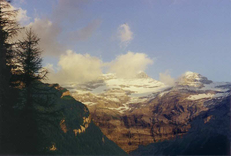 Nuages dans les montagnes